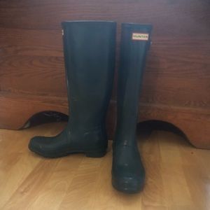 Size 8 blue/green hunter rain boots. GUC